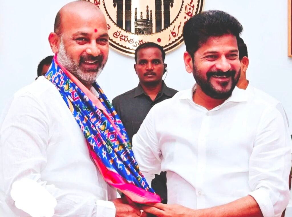 💥💥💥బండి సంజయ్ నైతిక బాధ్యత తీసుకుని తన కొడుకుని వెంటనే పోలీసులకు అప్పగించాలి 💥💥💥 1000391500